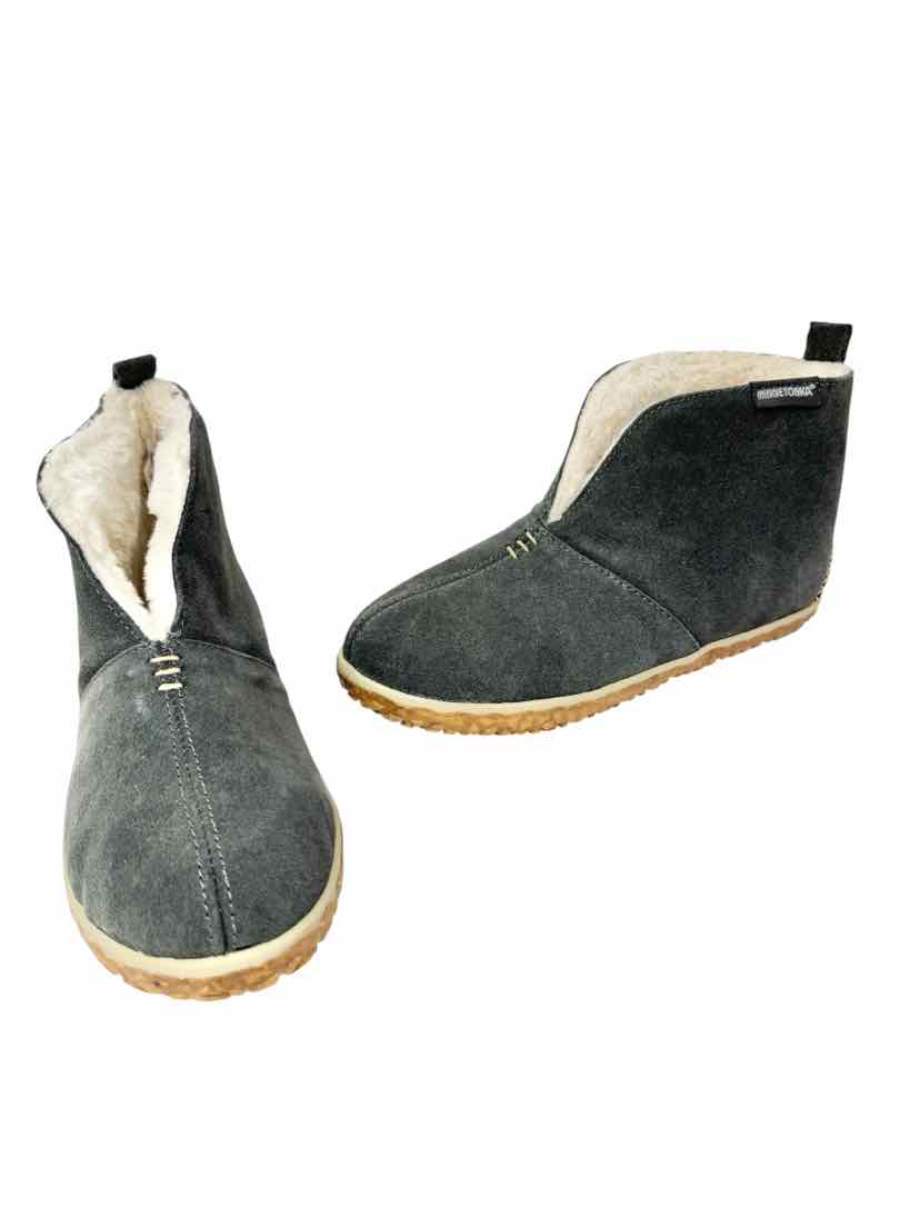 Shoe Size 8 MINNETOKA Gray Boots