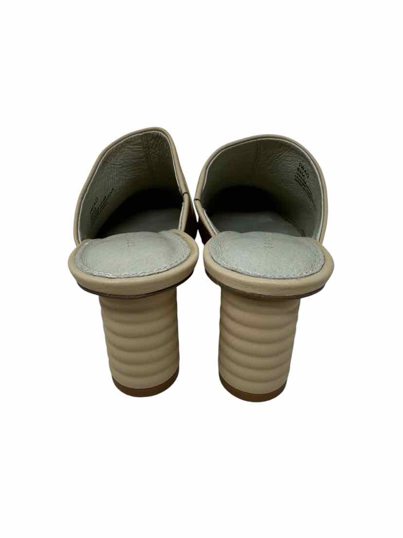 Shoe Size 8.5 Santuary Ivory Leather Pumps