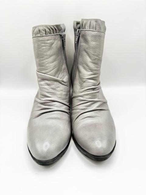 Shoe Size 7 Gray Leather Boots