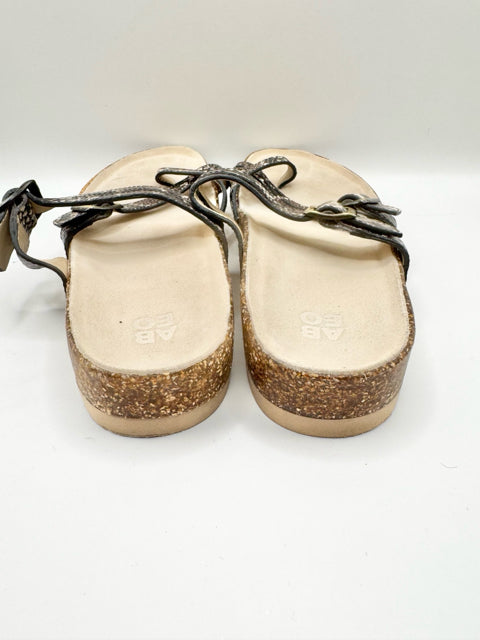 Shoe Size 8 Brown Print Sandals