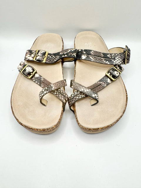 Shoe Size 8 Brown Print Sandals