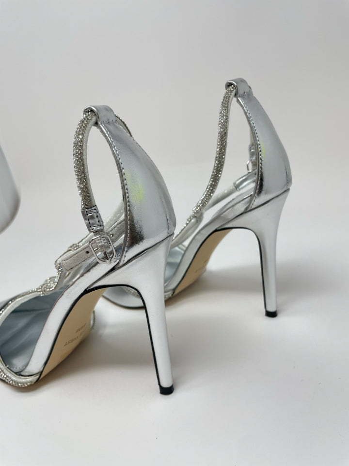 Shoe Size 8.5 Nine West Silver Pumps