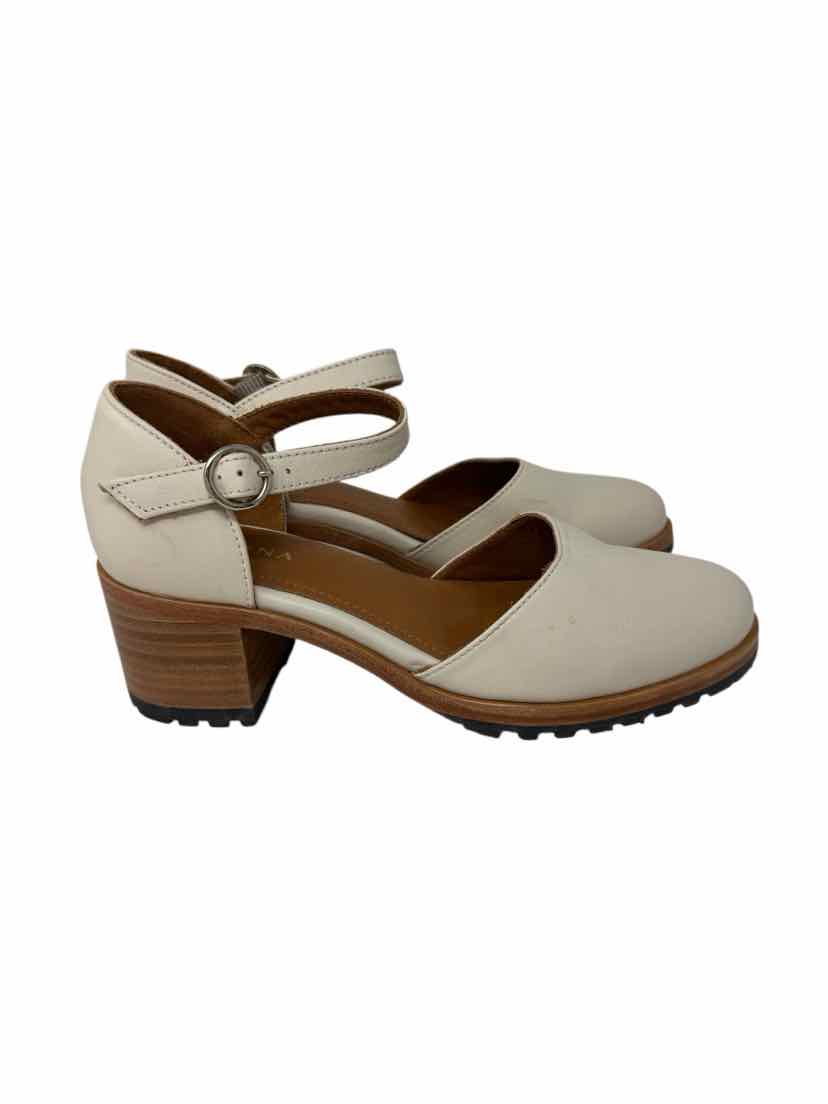 Shoe Size 8 Ivory Leather Pumps