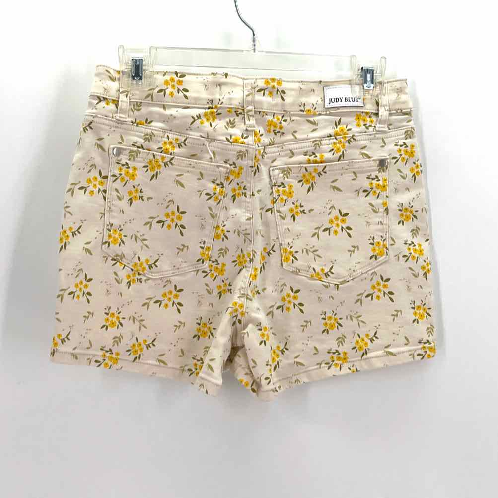 Size M JUDY BLUE Cream Shorts