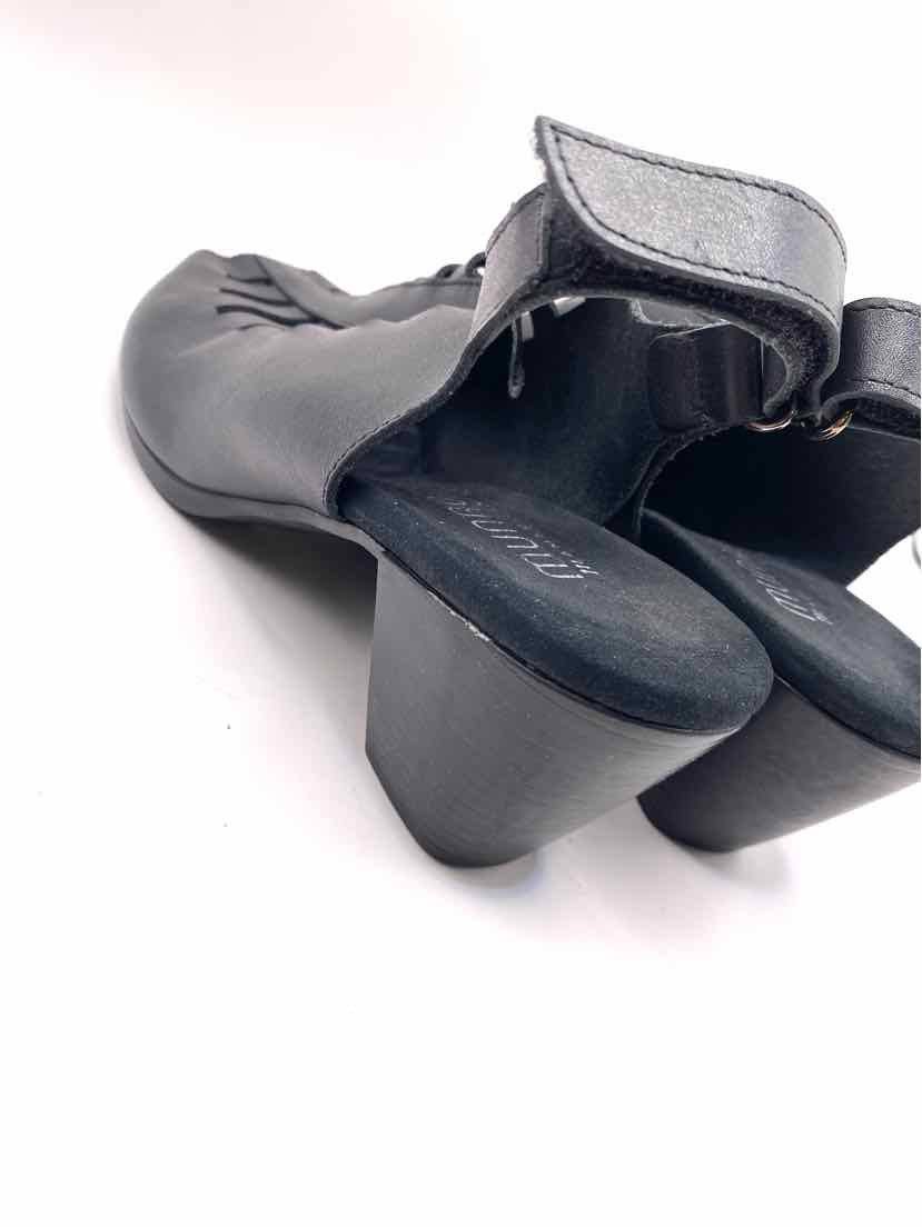 Shoe Size 8 MUNRO Black Sandals