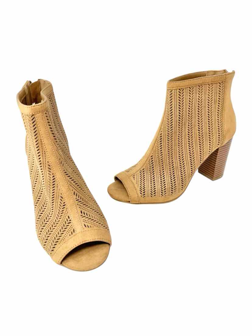 Shoe Size 6.5 APT 9 Brown Boots
