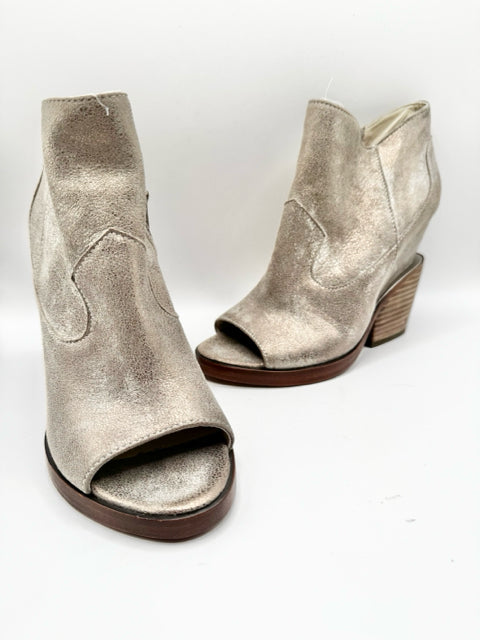 Shoe Size 6 Bronze Leather Pumps