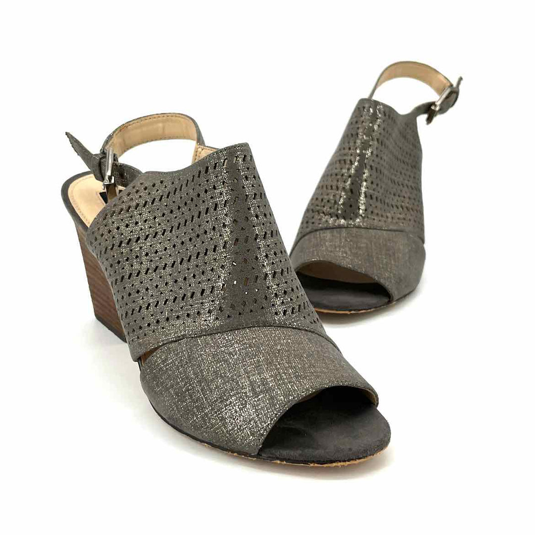 Shoe Size 7 ISAAC MIZRAHI Gold Sandals