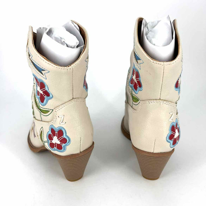 Shoe Size 5 Ivory Boots