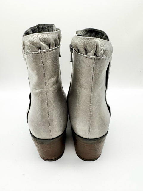 Shoe Size 7 Gray Leather Boots