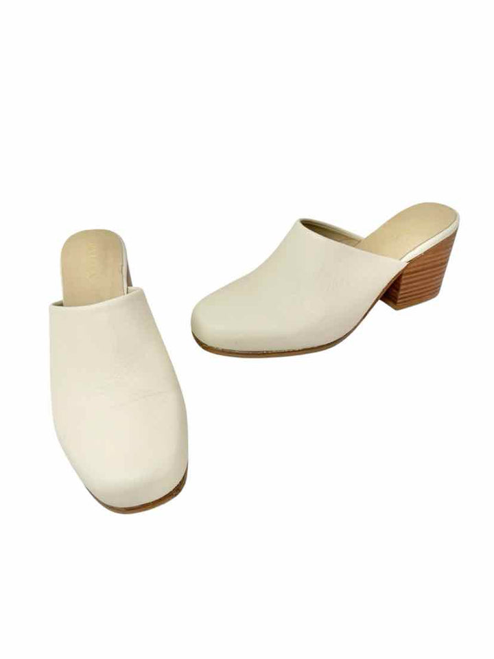 Shoe Size 9.5 Ivory Leather Pumps