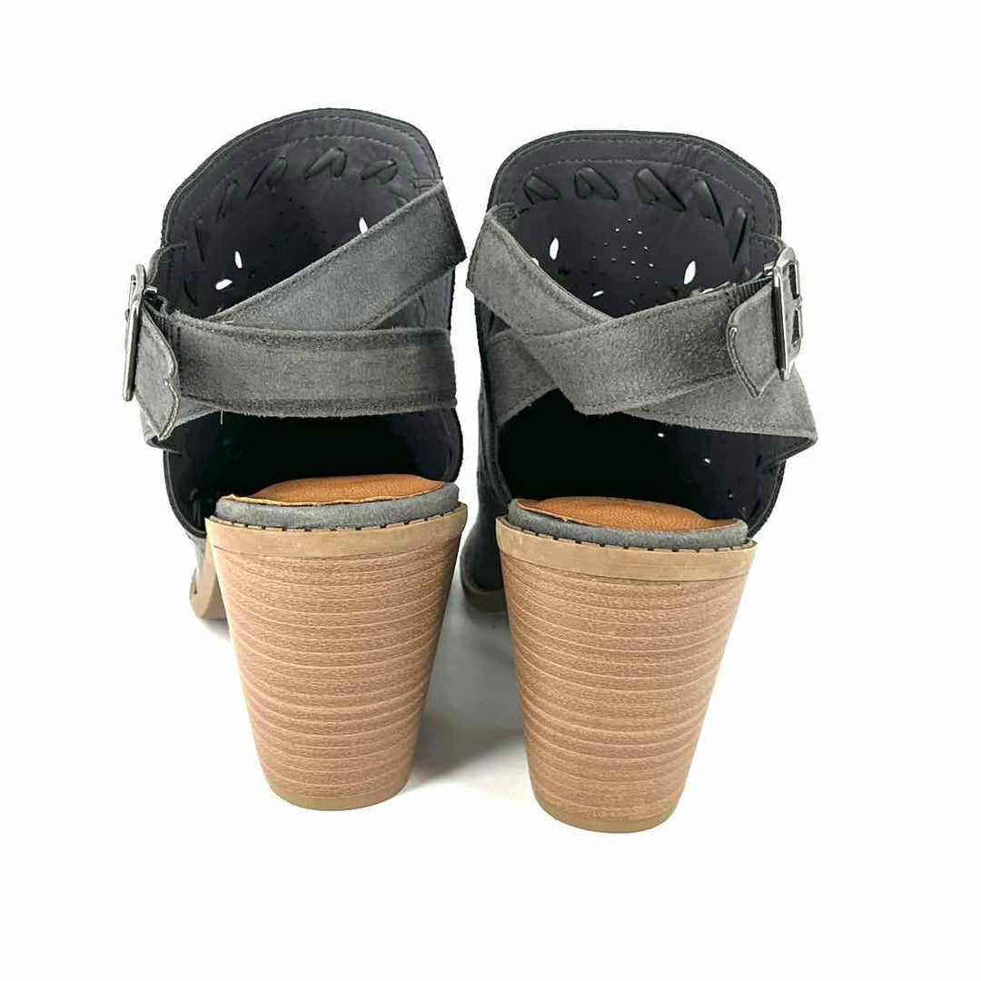 Shoe Size 7 Gray Boots