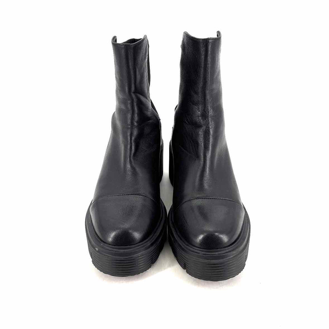 Shoe Size 7.5 Stuart Weitzman Black Leather Knit Boots