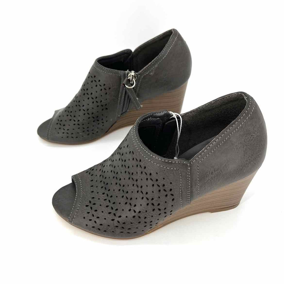 Shoe Size 6 Gray Faux Leather Wedge
