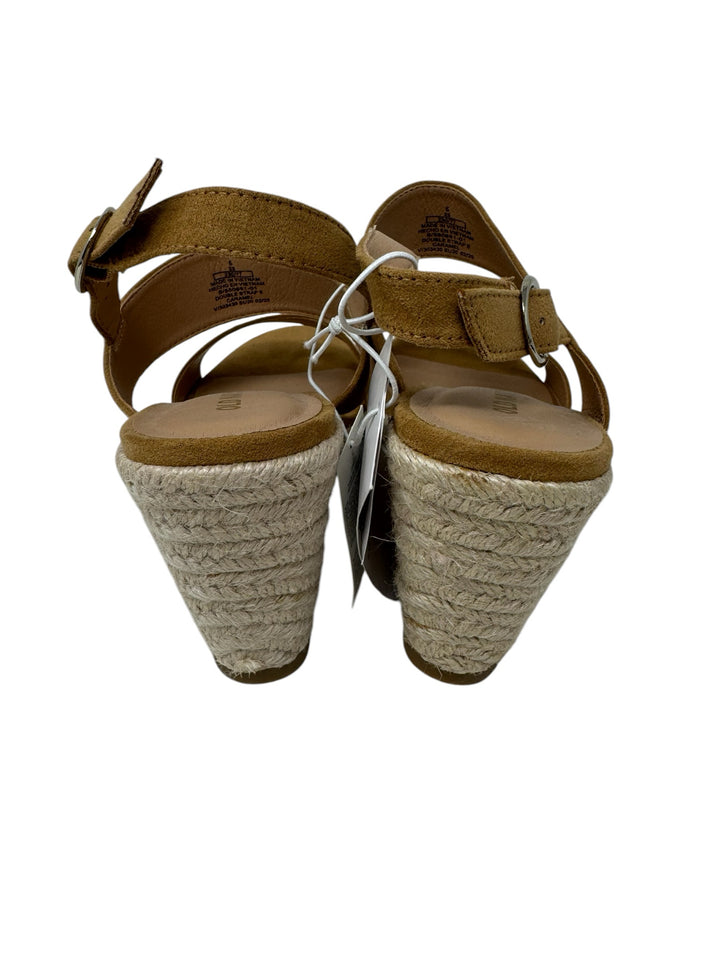 Shoe Size 6 Old Navy Tan Suede Sandals