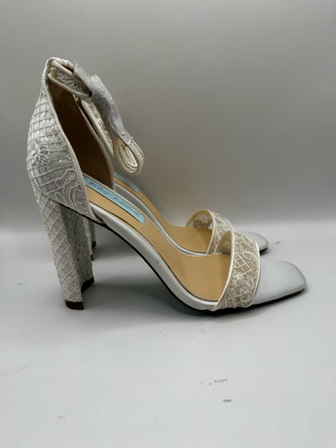Shoe Size 7.5 Betsy Johnson Cream Sandals