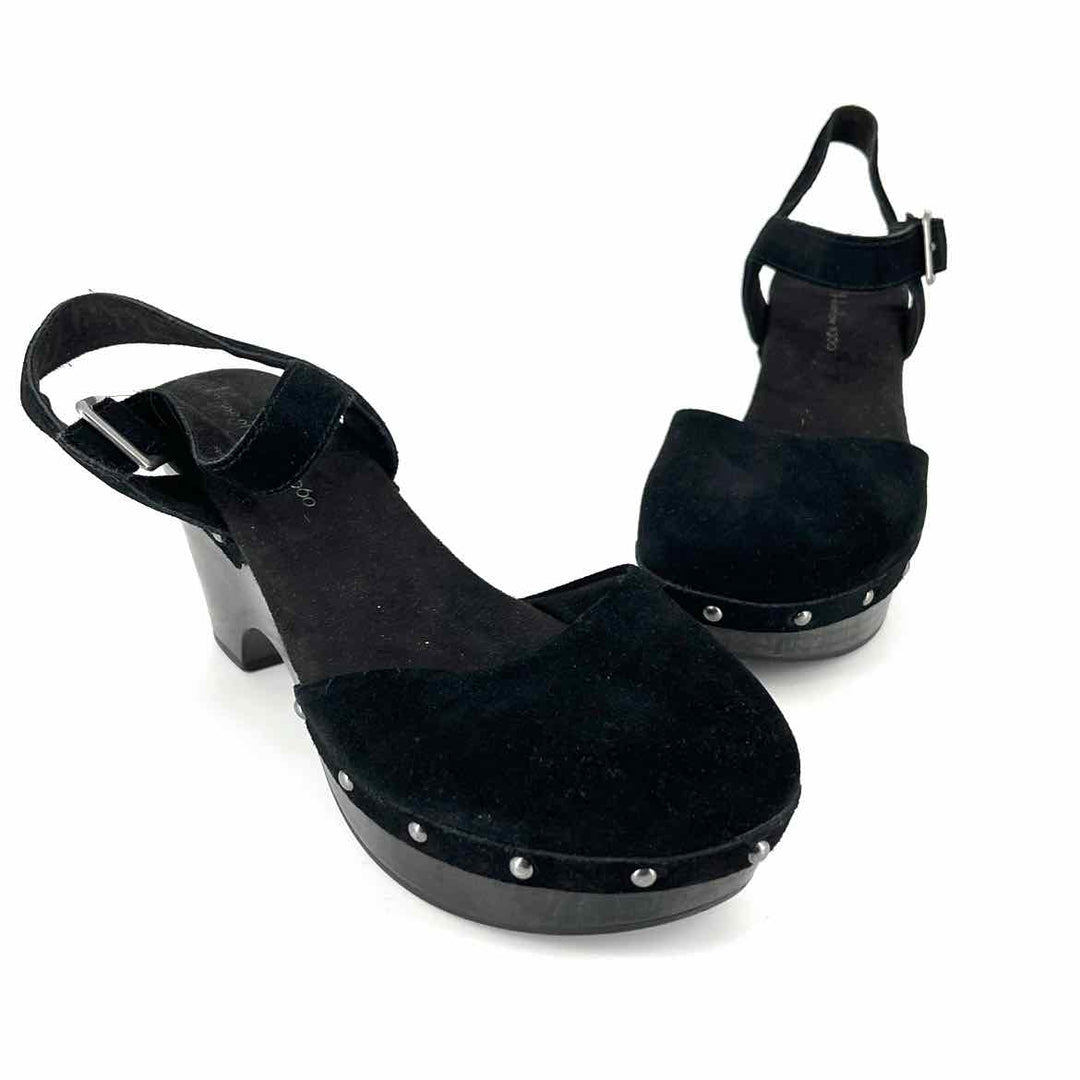 Shoe Size 9 HOUSE OF HARLOW Black Suede Pumps