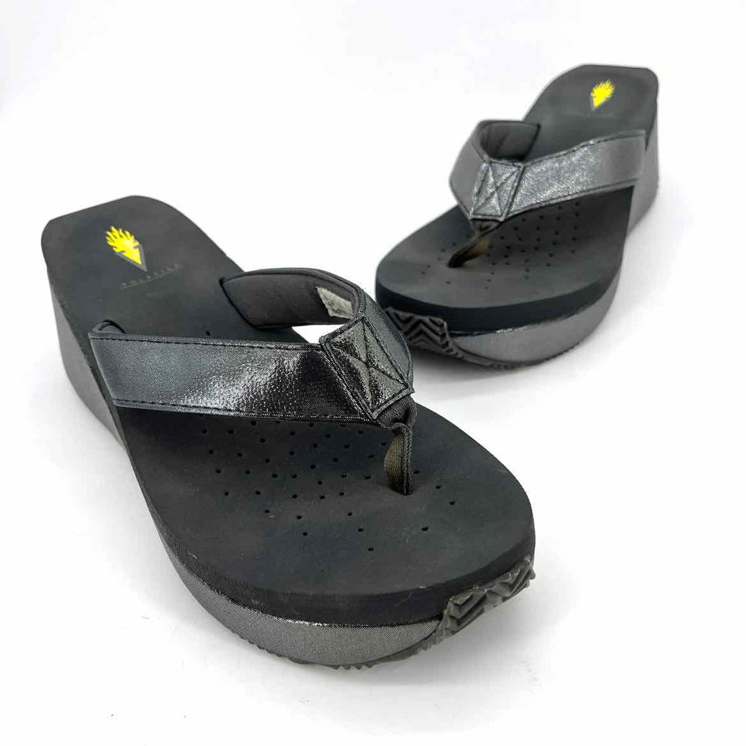 Shoe Size 9 VOLATILE Gray Sandals