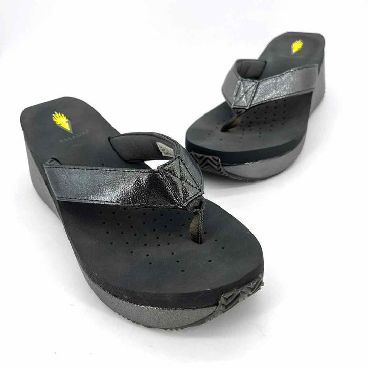 Shoe Size 9 VOLATILE Gray Sandals