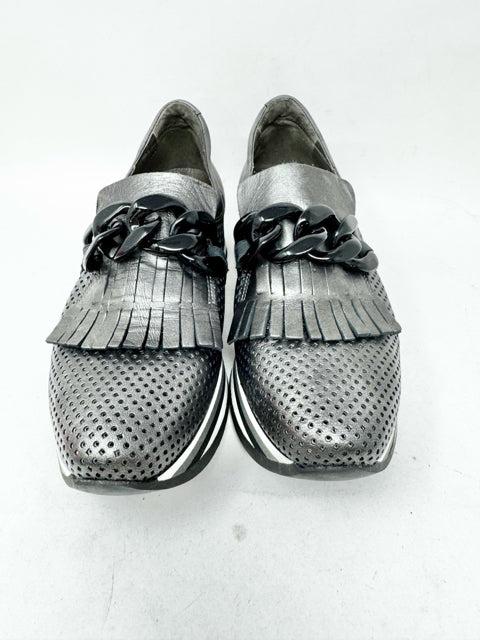 Shoe Size 39 Gray Sneakers