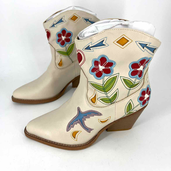 Shoe Size 5 Ivory Boots