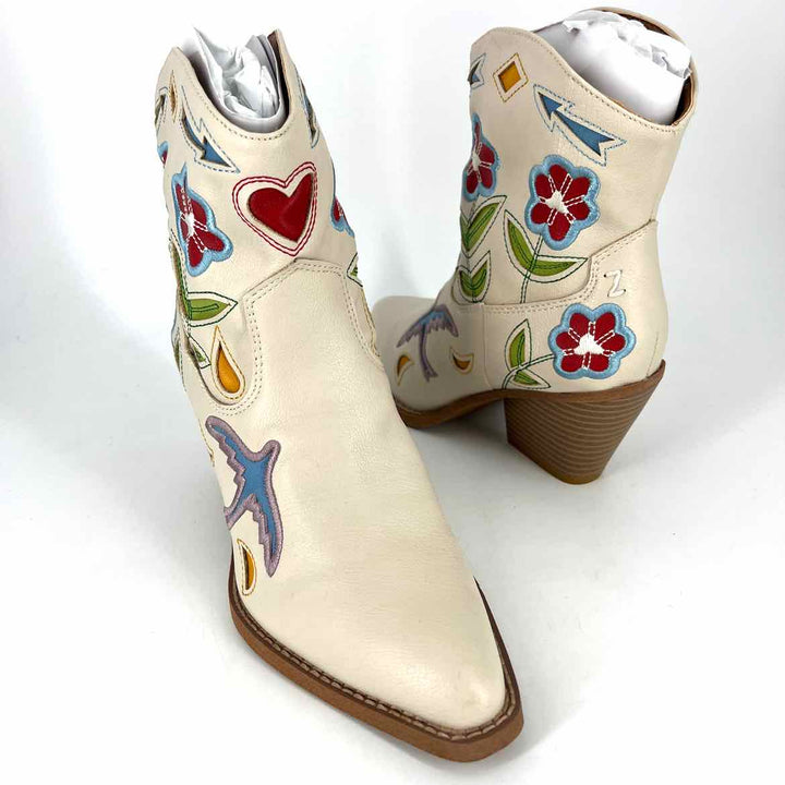 Shoe Size 5 Ivory Boots