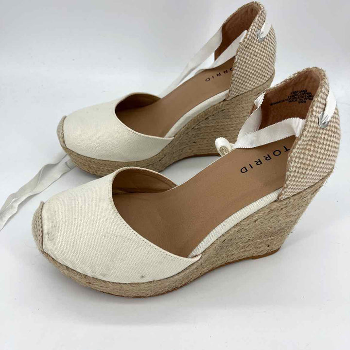 Shoe Size 8 Torrid Ivory Cotton Pumps