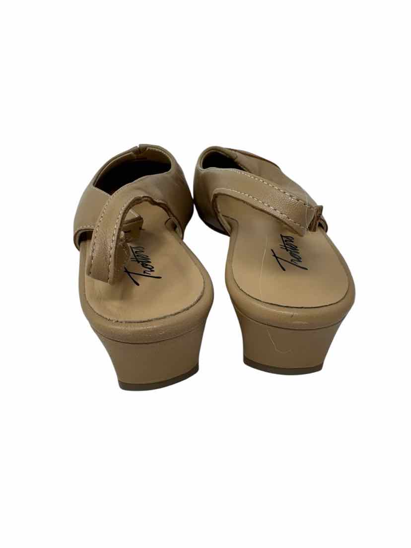 Shoe Size 7.5 TROTTERS Tan Leather Pumps
