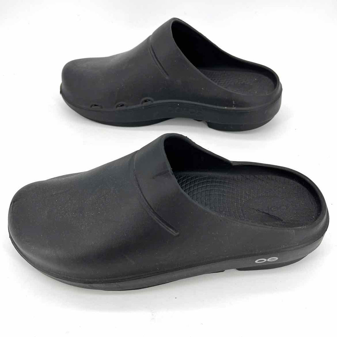 Shoe Size 9 OOFOS Black Clogs