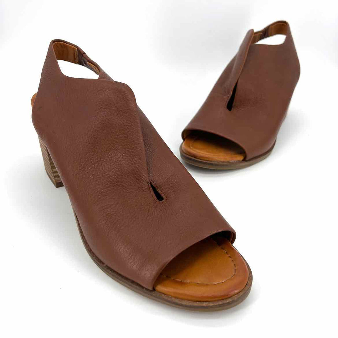 Shoe Size 9.5 LUCKY Red Leather Sandals
