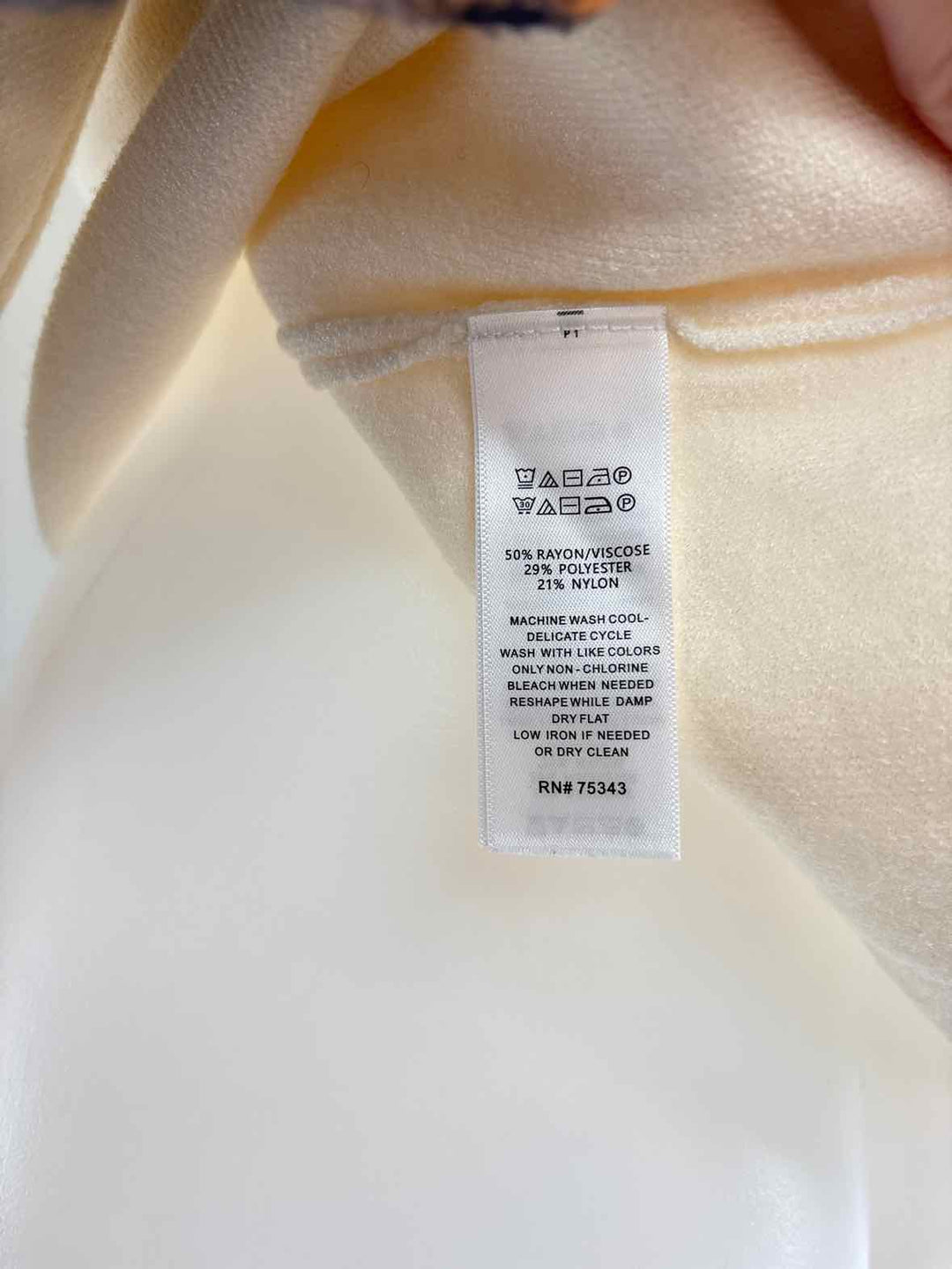 Size M TAHARI Cream Sweater