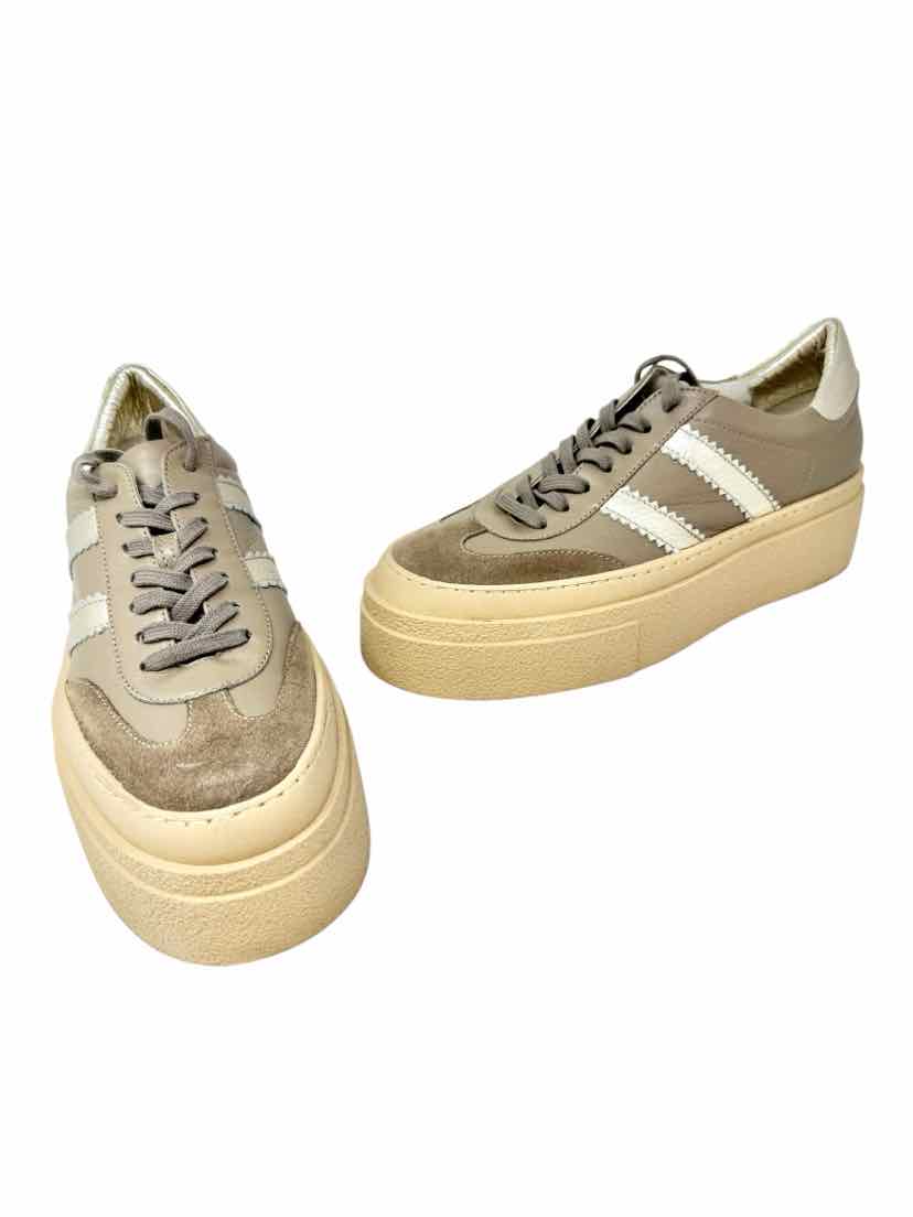 Shoe Size 40 Gold Leather Sneakers