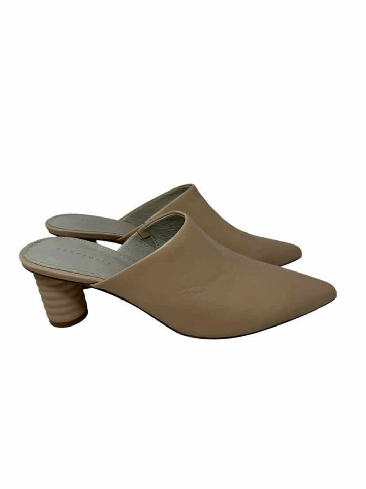 Shoe Size 8.5 Santuary Ivory Leather Pumps