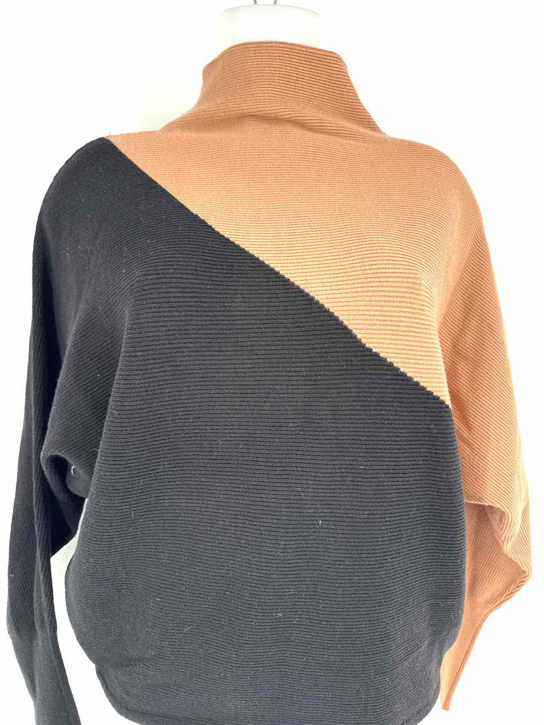 Size M TAHARI Multi-Color Sweater