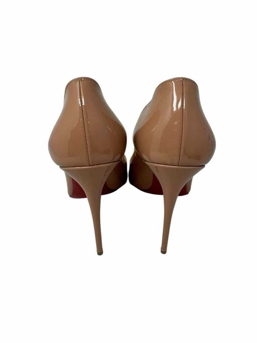 Shoe Size 40 CHRISTIAN LOUBOUTIN Beige PATENT Luxury - Pumps