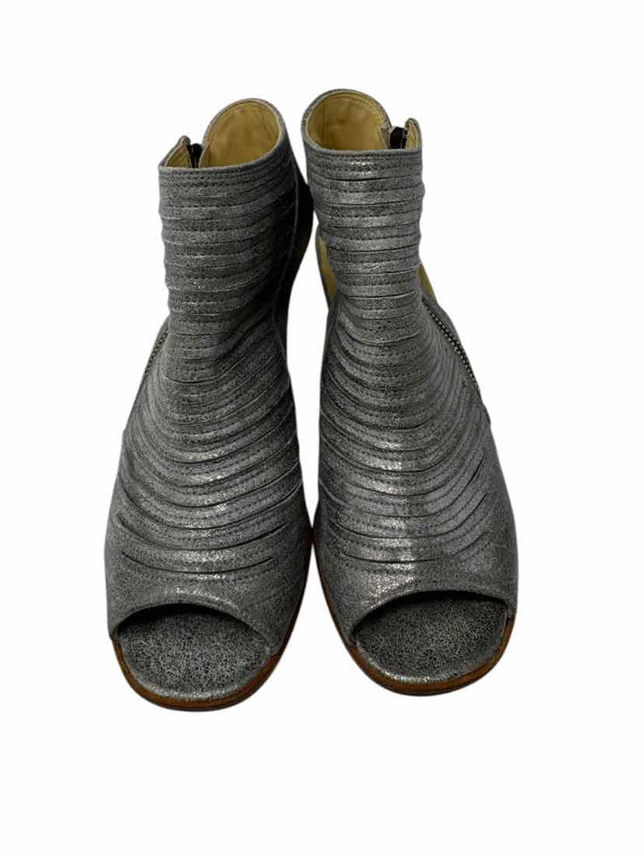 Shoe Size 7 PAUL GREEN Silver Leather Pumps