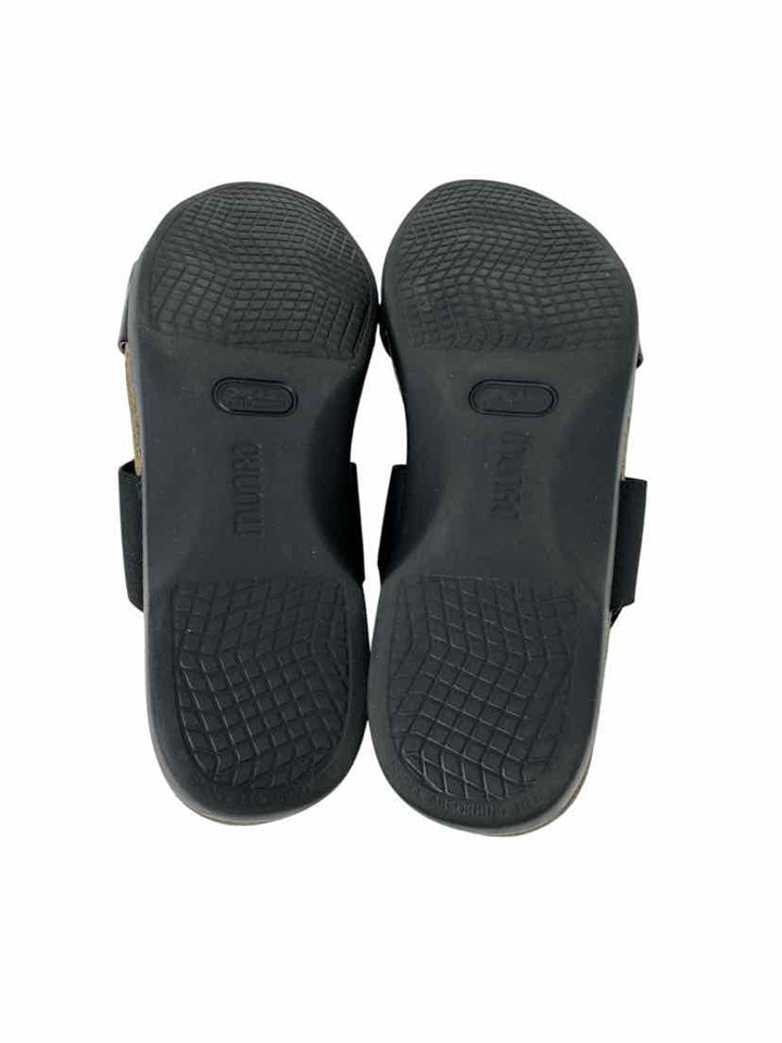 Shoe Size 8 MUNRO Black Sandals