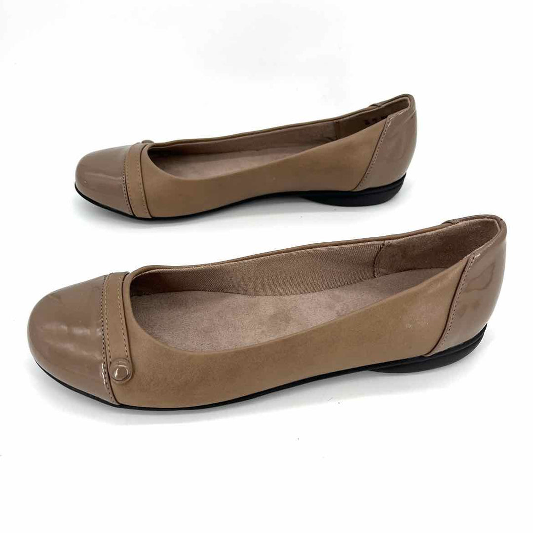 Shoe Size 9 LIFE STRIDE Taupe Faux Leather Flats