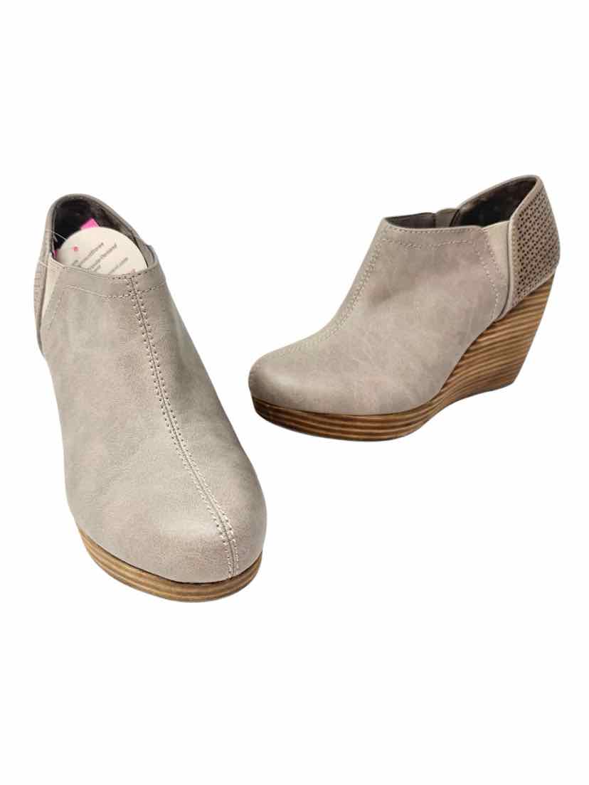 Shoe Size 8.5 dr scholls Gray Boots