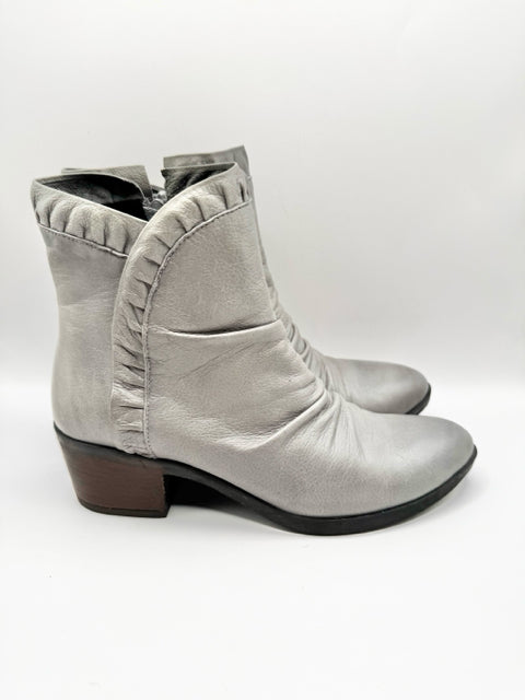 Shoe Size 7 Gray Leather Boots