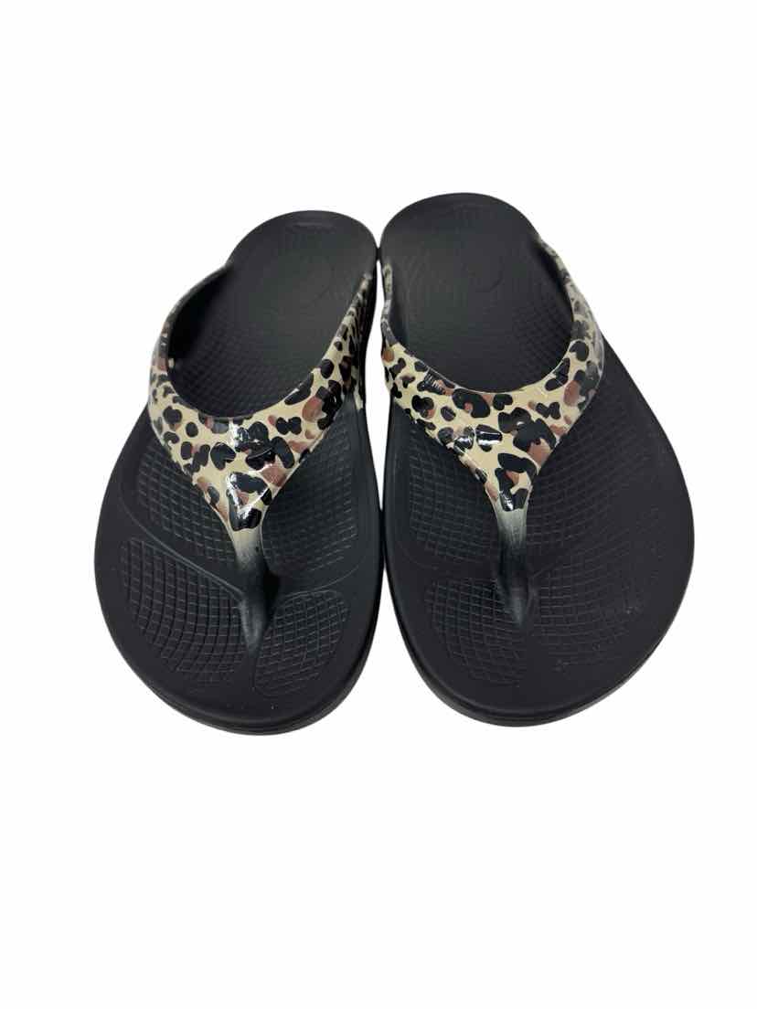 Shoe Size 9 OOFOS Black Sandals
