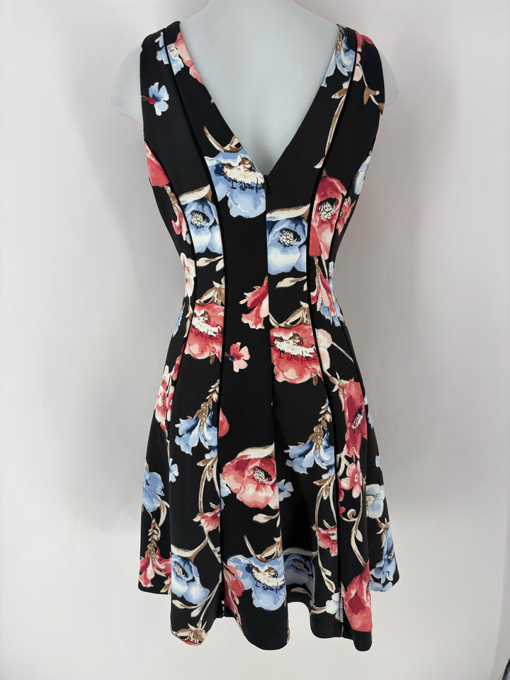 Size 8 White House Black Market Black Print Vest