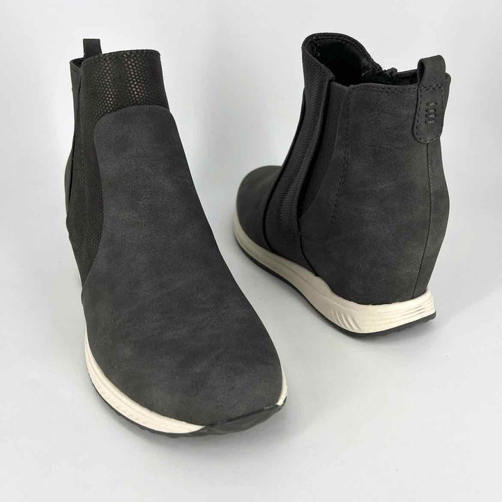 Shoe Size 8 BARE TRAPS Gray Faux Leather Boots