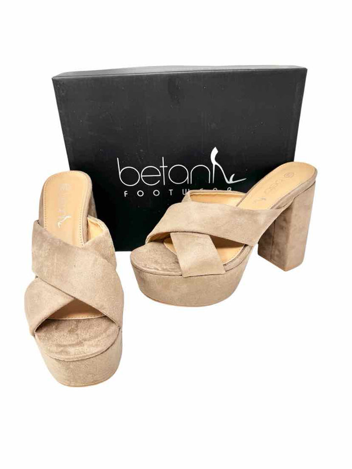 Shoe Size 6.5 Taupe Sandals