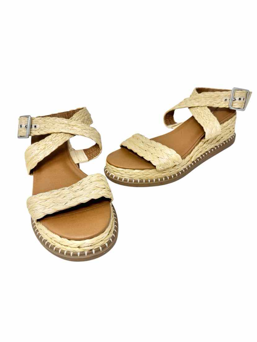 Shoe Size 9.5 UNIVERSAL STANDARD Tan Sandals