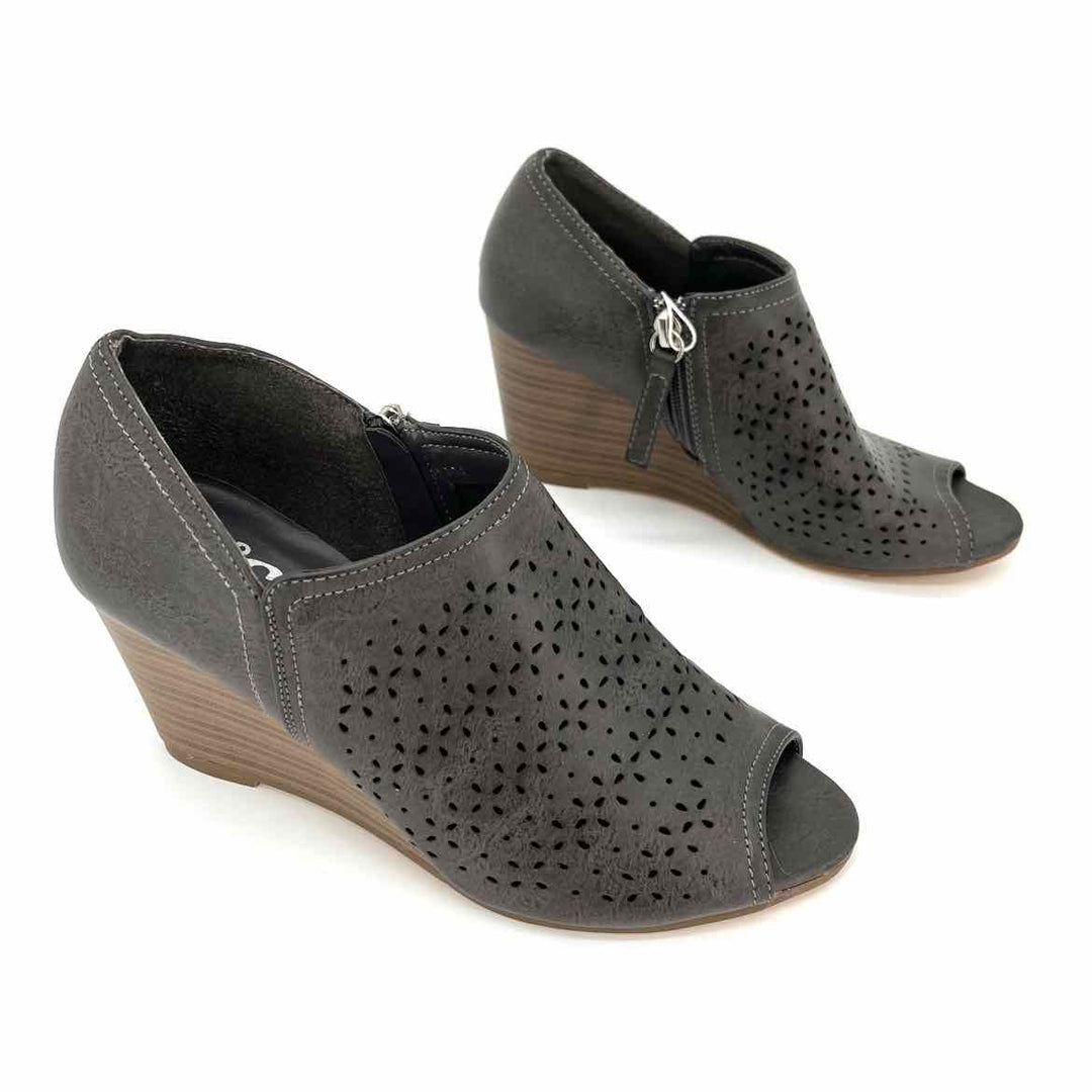 Shoe Size 6 Gray Faux Leather Wedge