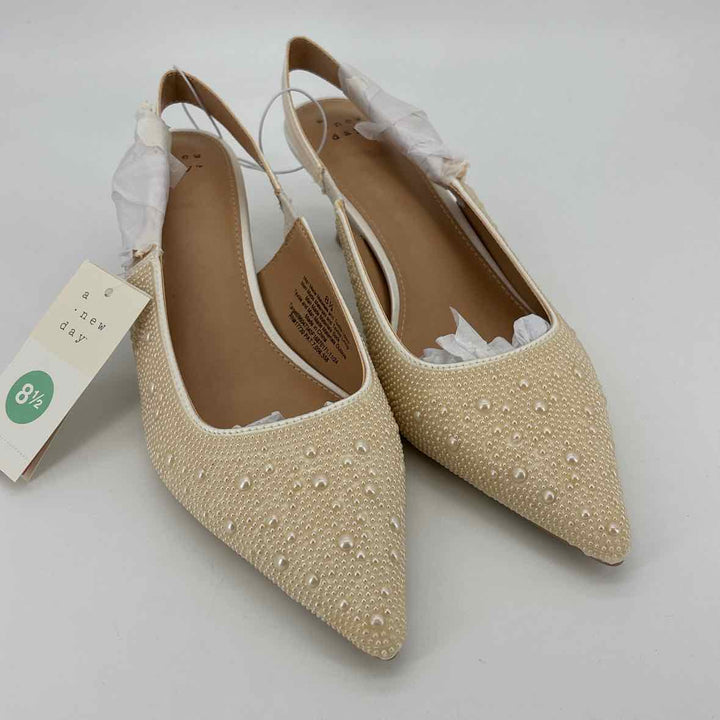 Shoe Size 8.5 A NEW DAY Ivory Pearl Pumps