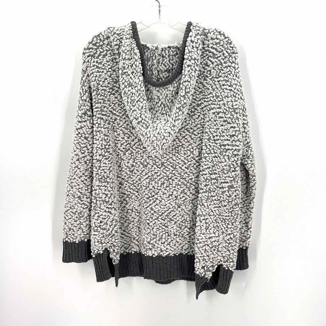 Size M/L AMERICAN THREADS White Sweater