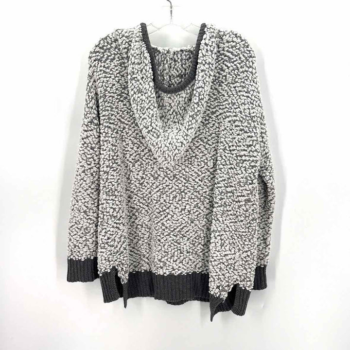 Size M/L AMERICAN THREADS White Sweater