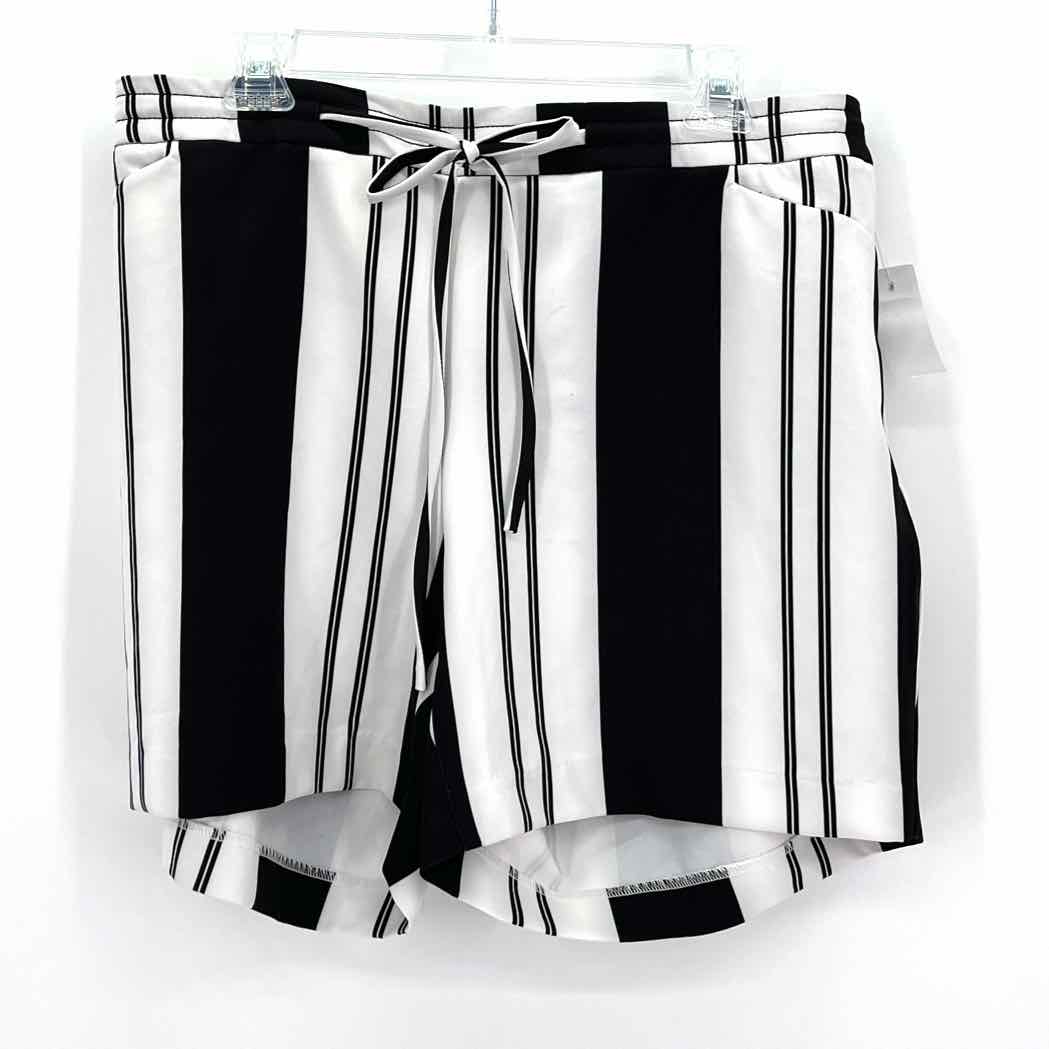 Size 0X INC Black/White Shorts